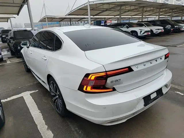 Volvo S90 — Фото автомобиля 4