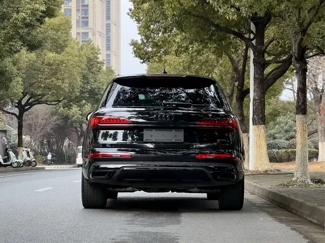 Audi Audi Q7 2023 55 TFSI quattro S line Ice & Snow Sport Edition — Фото автомобиля 4
