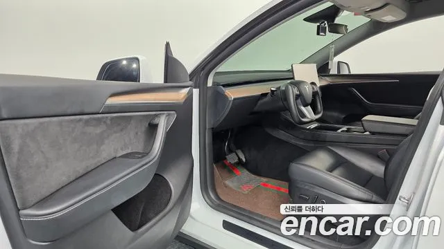 Tesla Model Y — Фото автомобиля 10