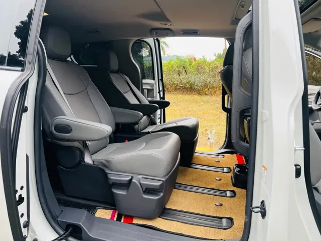 Toyota Sienna — Фото автомобиля 11