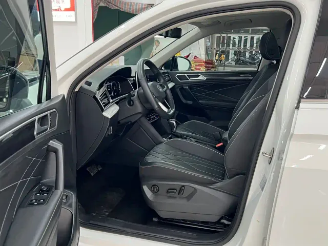 Volkswagen Tiguan L — Фото автомобиля 4