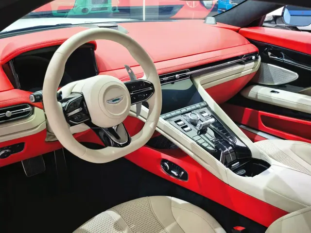 Aston Martin DB12 — Фото автомобиля 3