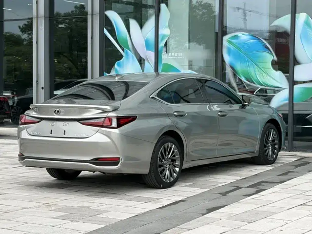 Lexus ES — Фото автомобиля 9