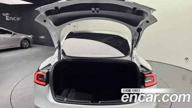 Tesla Model 3 — Фото автомобиля 20