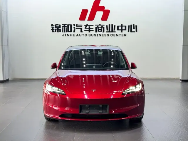 Tesla Model 3 — Фото автомобиля 2