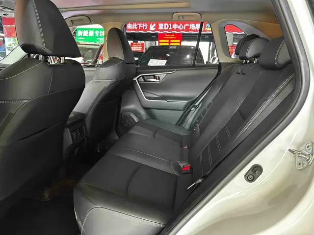 Toyota RAV4 — Фото автомобиля 11