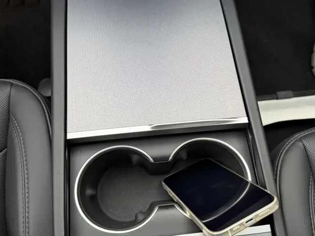 Tesla Model 3 — Фото автомобиля 12