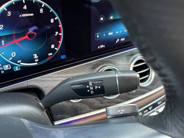 Mercedes-Benz E-Class — Фото автомобиля 27