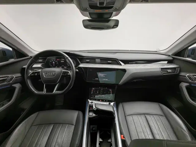 Audi e-tron — Фото автомобиля 5