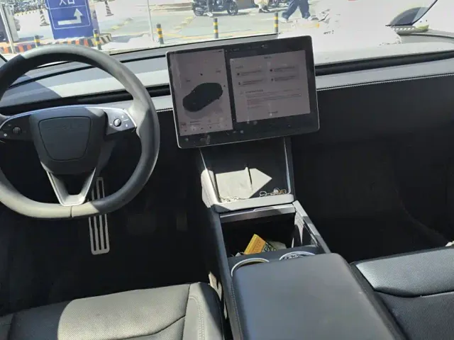 Tesla Model Y — Фото автомобиля 11