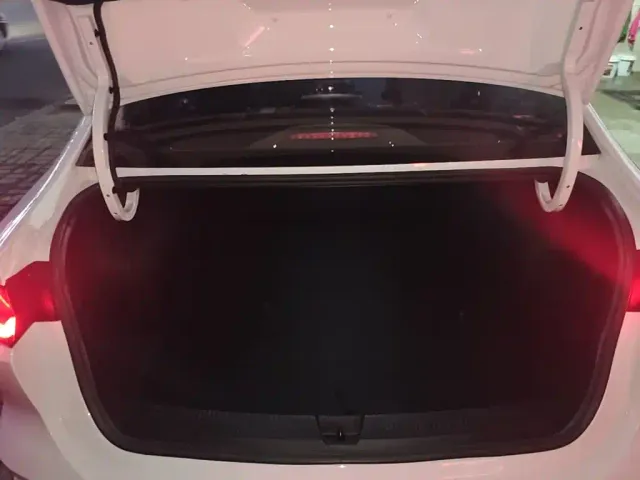 Roewe i5 — Фото автомобиля 18