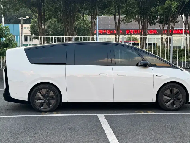 Li Auto MEGA — Фото автомобиля 9