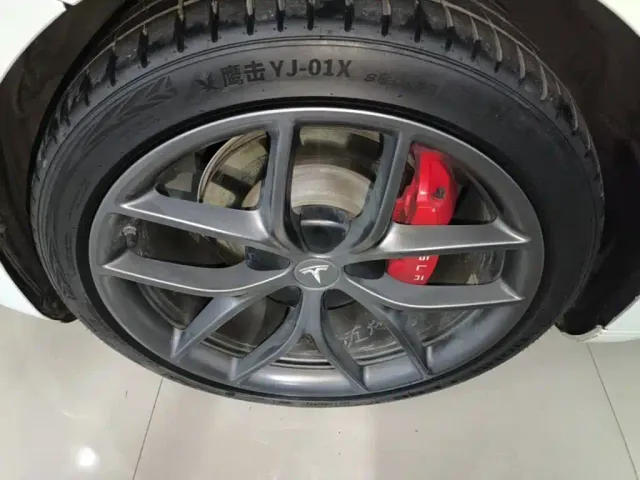 Tesla Model 3 — Фото автомобиля 22
