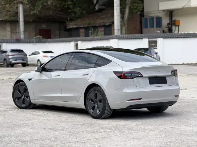 Tesla Model 3 — Фото автомобиля 4