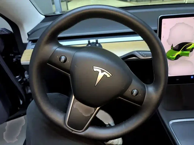 Tesla Model 3 — Фото автомобиля 10