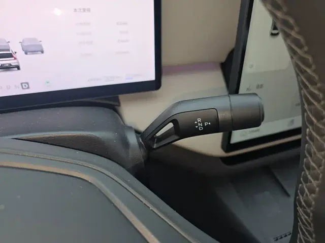 Volvo XC70 Plug-in Hybrid — Фото автомобиля 13