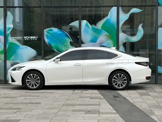 Lexus Lexus ES 2025 200 Ultimate Edition — Фото автомобиля 5