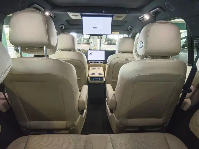 Li Auto L8 — Фото автомобиля 11