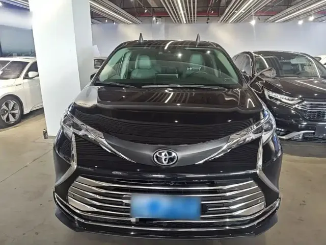 Toyota Sienna — Фото автомобиля 2