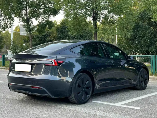 Tesla Model 3 — Фото автомобиля 9