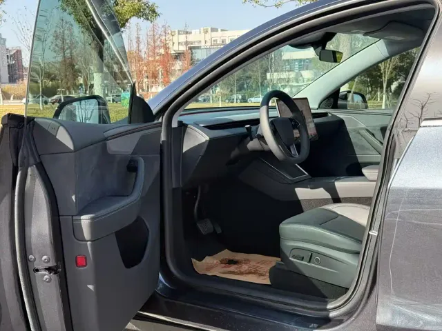 Tesla Model Y — Фото автомобиля 4
