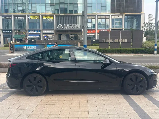 Tesla Model 3 — Фото автомобиля 7