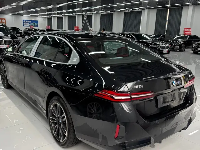 BMW 5 Series — Фото автомобиля 5