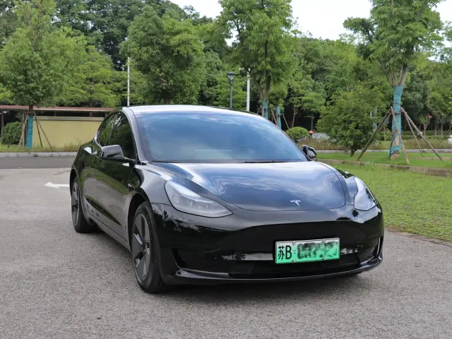 Tesla Model 3 — Фото автомобиля 5