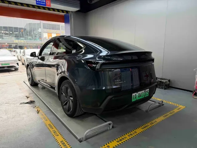 Tesla Model Y — Фото автомобиля 4