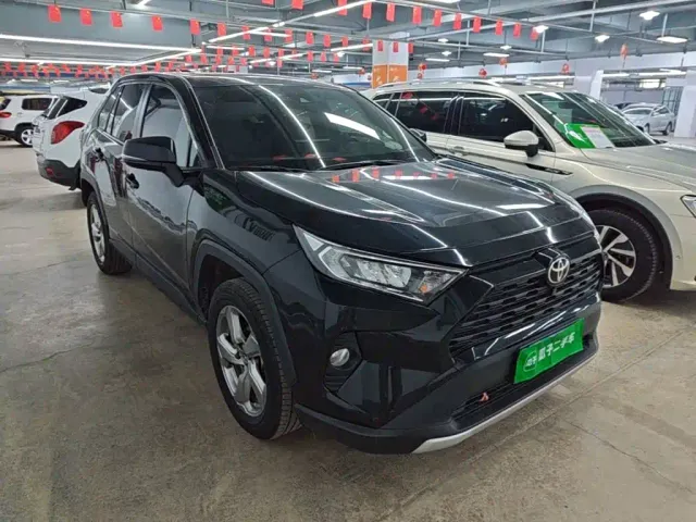 Toyota RAV4 — Фото автомобиля 3