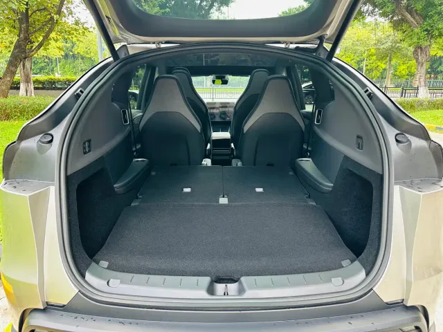 Tesla Model Y L — Фото автомобиля 20