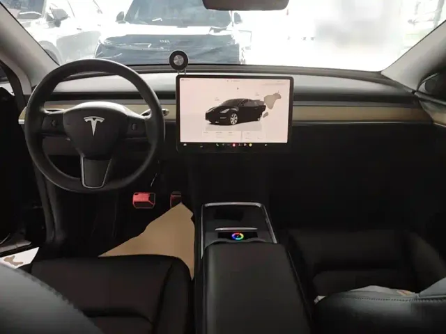 Tesla Model Y — Фото автомобиля 9