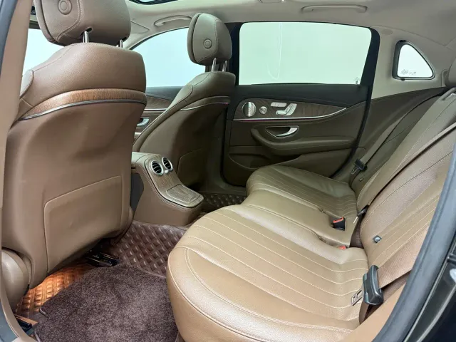 Mercedes-Benz E-Class — Фото автомобиля 14