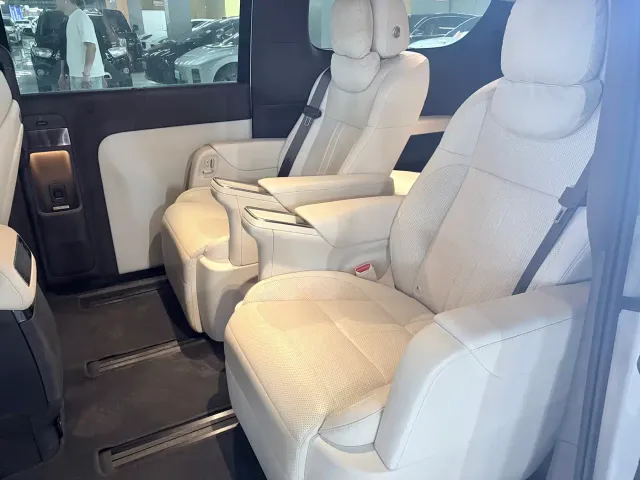 Li Auto MEGA — Фото автомобиля 4