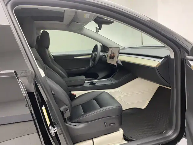 Tesla Model Y — Фото автомобиля 17
