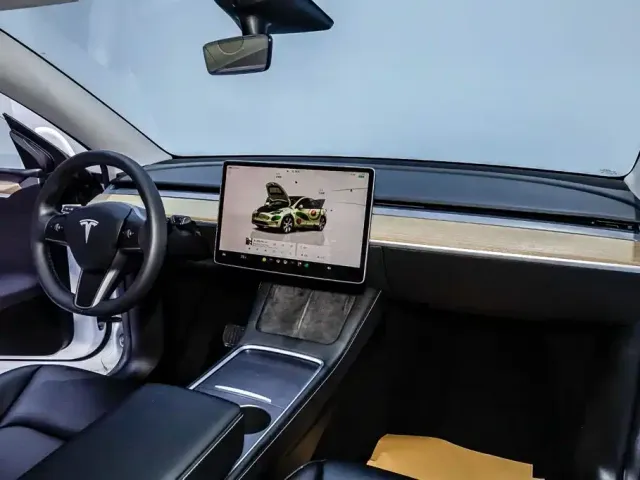 Tesla Model Y — Фото автомобиля 26