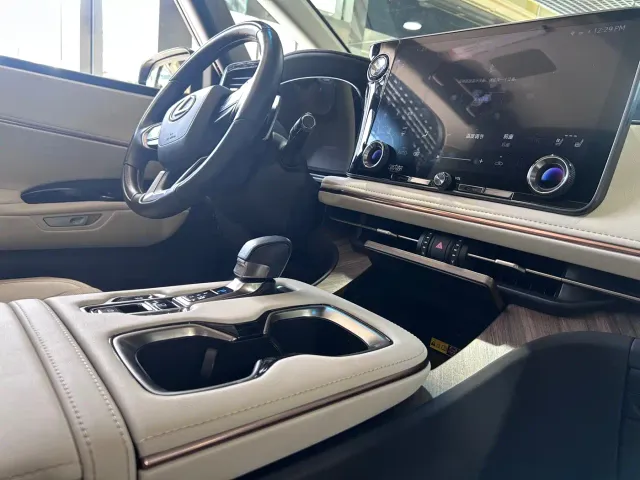 Lexus LM — Фото автомобиля 16