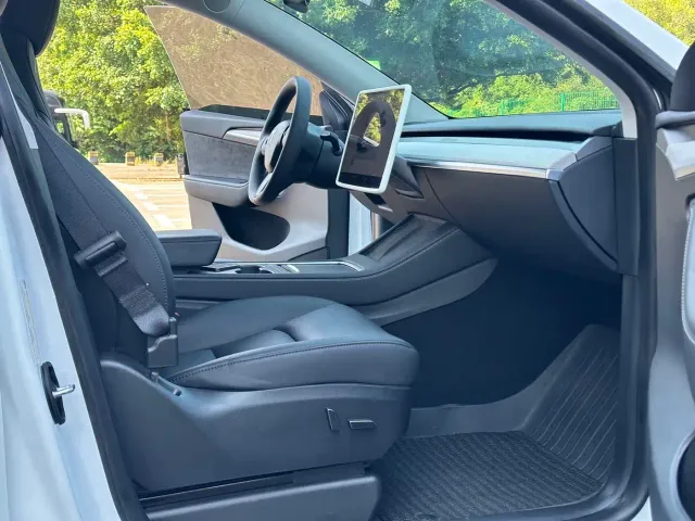 Tesla Model Y — Фото автомобиля 7