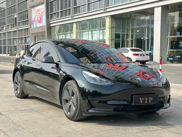 Tesla Model 3 — Фото автомобиля 6
