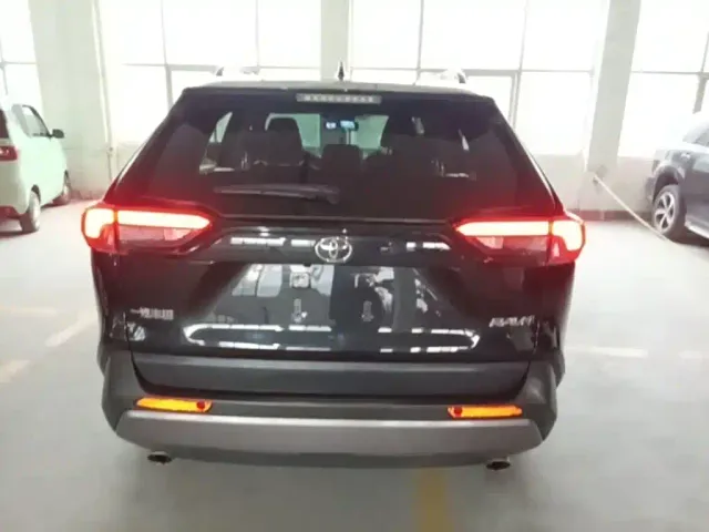 Toyota RAV4 — Фото автомобиля 5