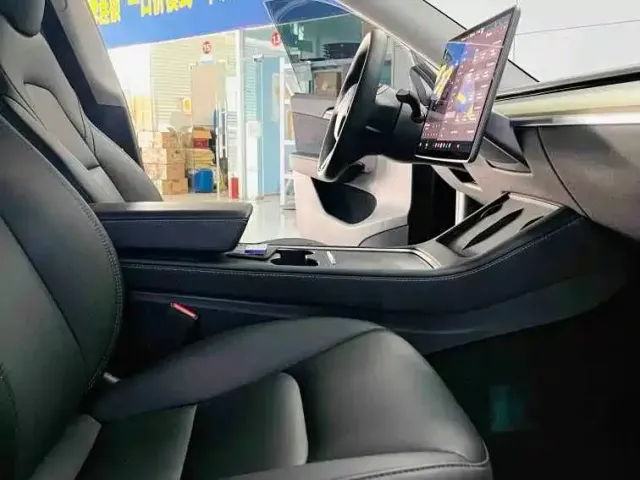 Tesla Model Y — Фото автомобиля 4
