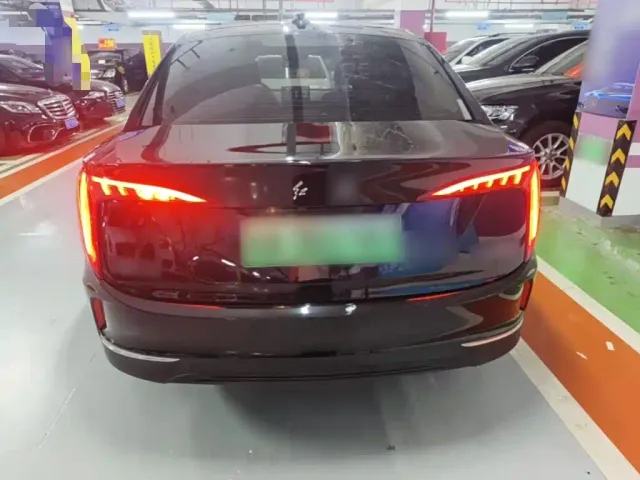 Hongqi E-QM5 — Фото автомобиля 5