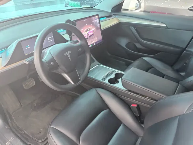 Tesla Model 3 — Фото автомобиля 12