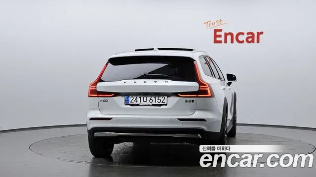 Вольво V60 V60 Cross Country 2 поколение B5 Ultimate AWD — Фото автомобиля 4