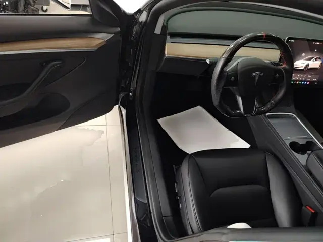 Tesla Model 3 — Фото автомобиля 15