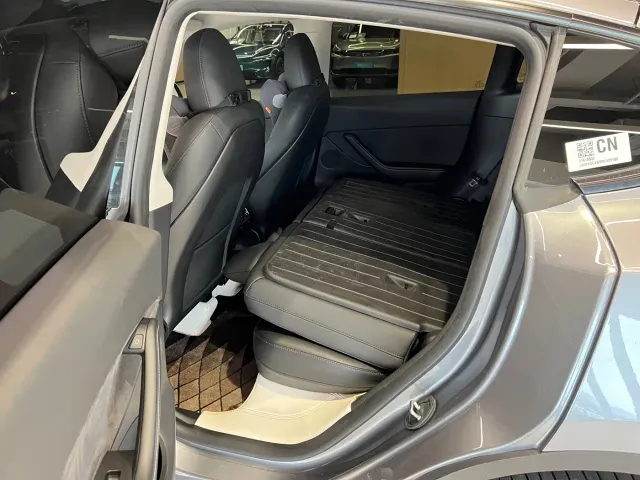 Tesla Model Y — Фото автомобиля 11