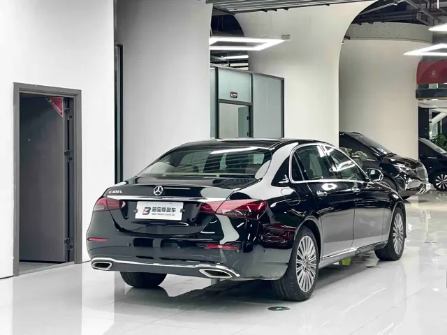 Mercedes-Benz E-Class — Фото автомобиля 18