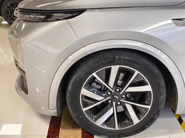 Li Auto Li L8 2023 Pro — Фото автомобиля 4