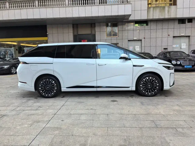 Xpeng X9 — Фото автомобиля 4