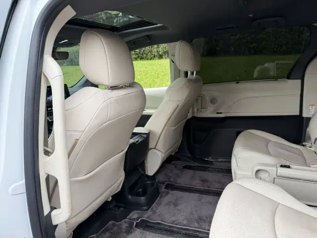 Toyota Sienna — Фото автомобиля 11